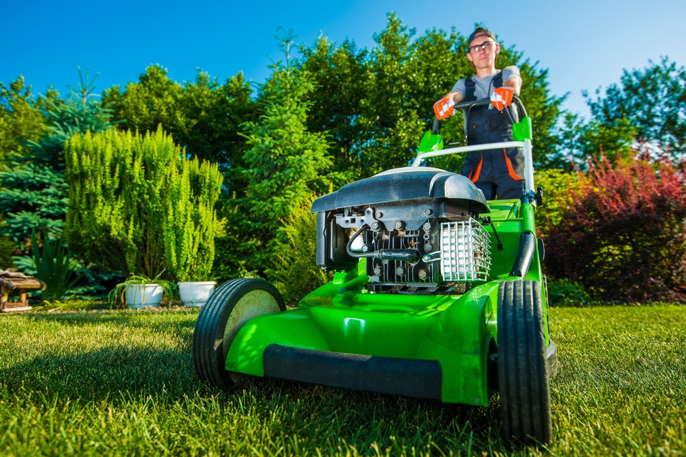 landscaper-mowing-lawn